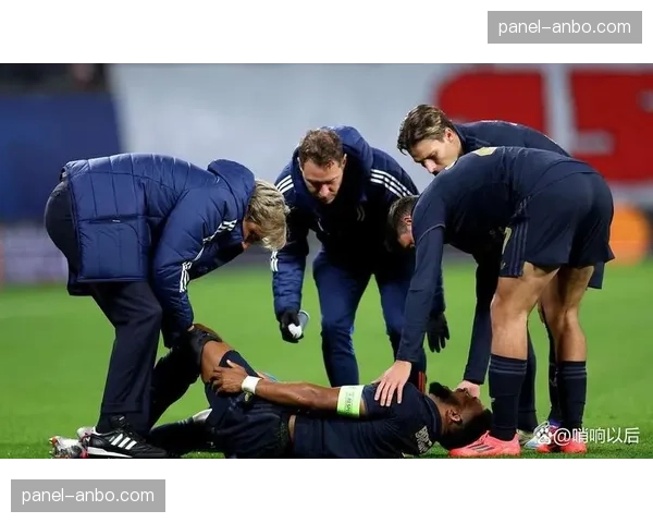 终场哨响，尤文图斯球员跪地掩面，主场球迷掌声致敬