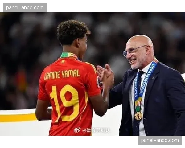 西班牙足协宣布，德拉富恩特将继续执教国家队至2026年世界杯