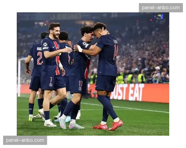 巴黎圣日耳曼进行封闭训练,恩里克试验三中卫应对曼城 巴黎圣日耳曼进行封闭训练,恩里克试验三中卫应对曼城